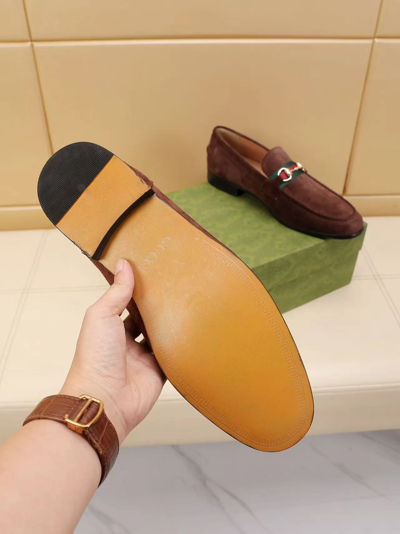 Men's men's shoes 💰440 🆘【GUCCI】Gucci ·🐂里· Hot-selling beanie shoes, top brand luxury, top quality, latest fashion beanie shoes.. The upper is made of original high mercerized smooth cow suede. (Full top-layer water-dyed 🐂 leather and lining). The original stylish and stylish soft rubber wear-resistant and non-slip outsole is light and comfortable on the foot, available in 3 colors! Matching code: 39-45 (38.46. Customized)